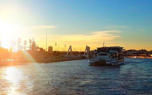 fiesta en crucero en catamaran con comida y baño en Valencia