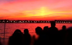grupo de personas en una fiesta sunday sunset sobre catamaran en Valencia