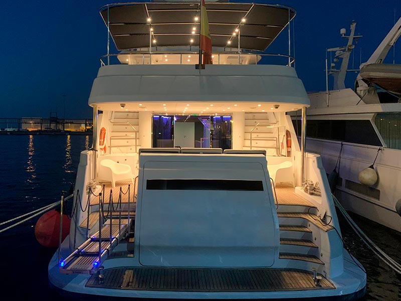 yate de lujo amarado por la noche en el puerto de Dénia